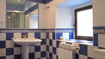 Een douche, een haardroger, handdoeken