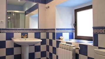 Bruser, hårtørrer, håndklæder