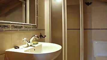 Een douche, een haardroger, handdoeken