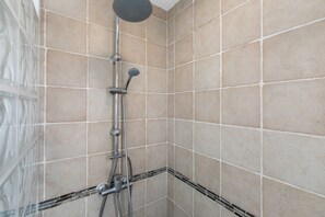 Een douche, een haardroger, handdoeken