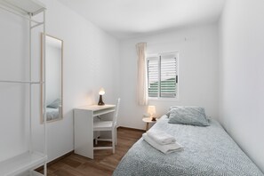 3 slaapkamers, een strijkplank/strijkijzer, gratis wifi, beddengoed