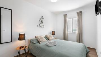 3 bedrooms, iron/ironing board, free WiFi, bed sheets