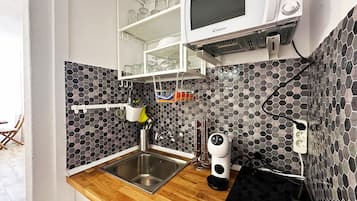 Fridge, microwave, stovetop, coffee/tea maker