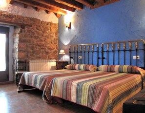 6 habitaciones, tabla de planchar con plancha, wifi y ropa de cama