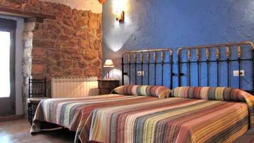 6 habitaciones, tabla de planchar con plancha, wifi y ropa de cama