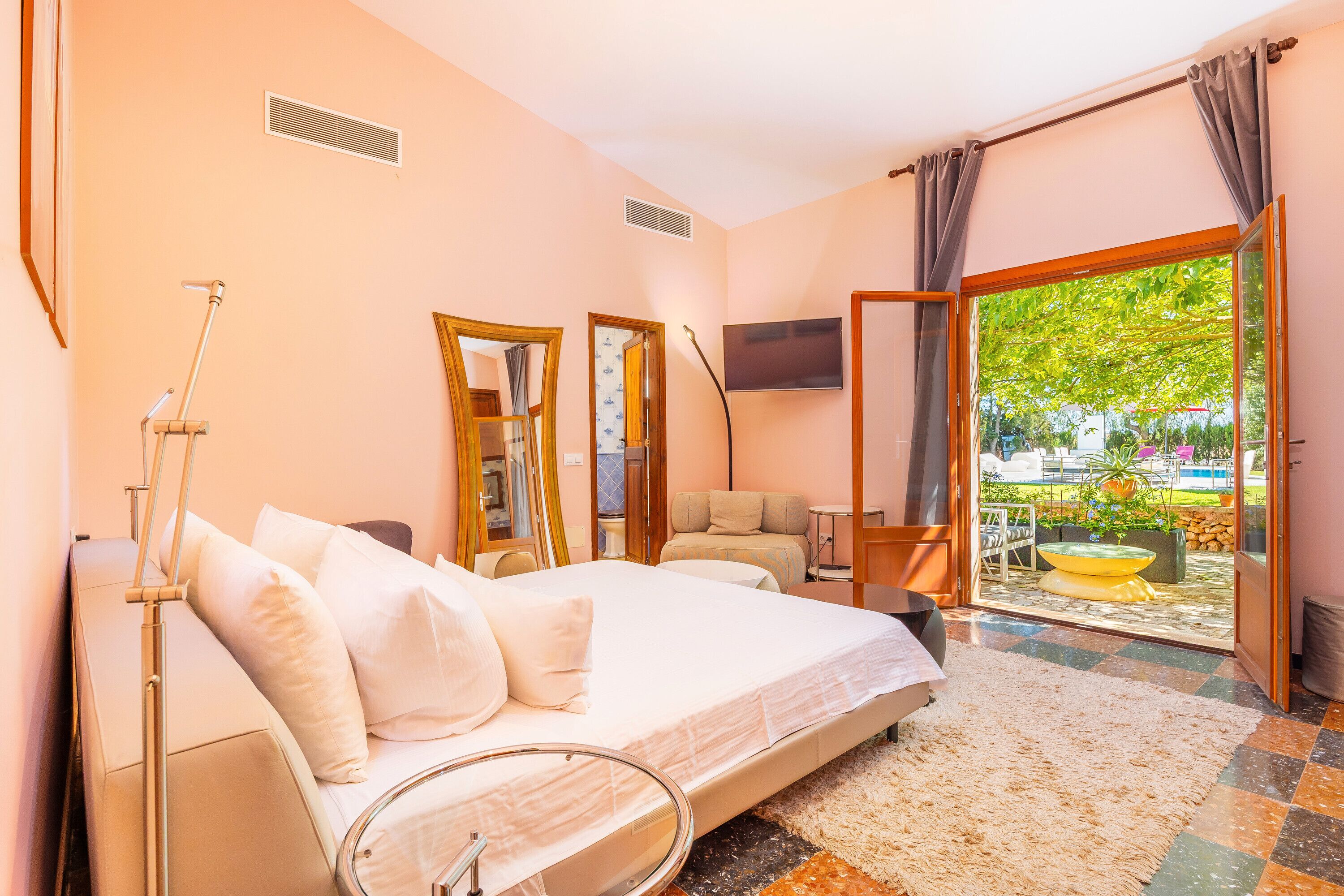 5 slaapkamers, een strijkplank/strijkijzer, gratis wifi, beddengoed