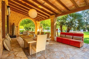 Outdoor dining - Country House 'Es Pouet' with Mountain View, Wi-Fi and Air Conditioning (Binissalem)