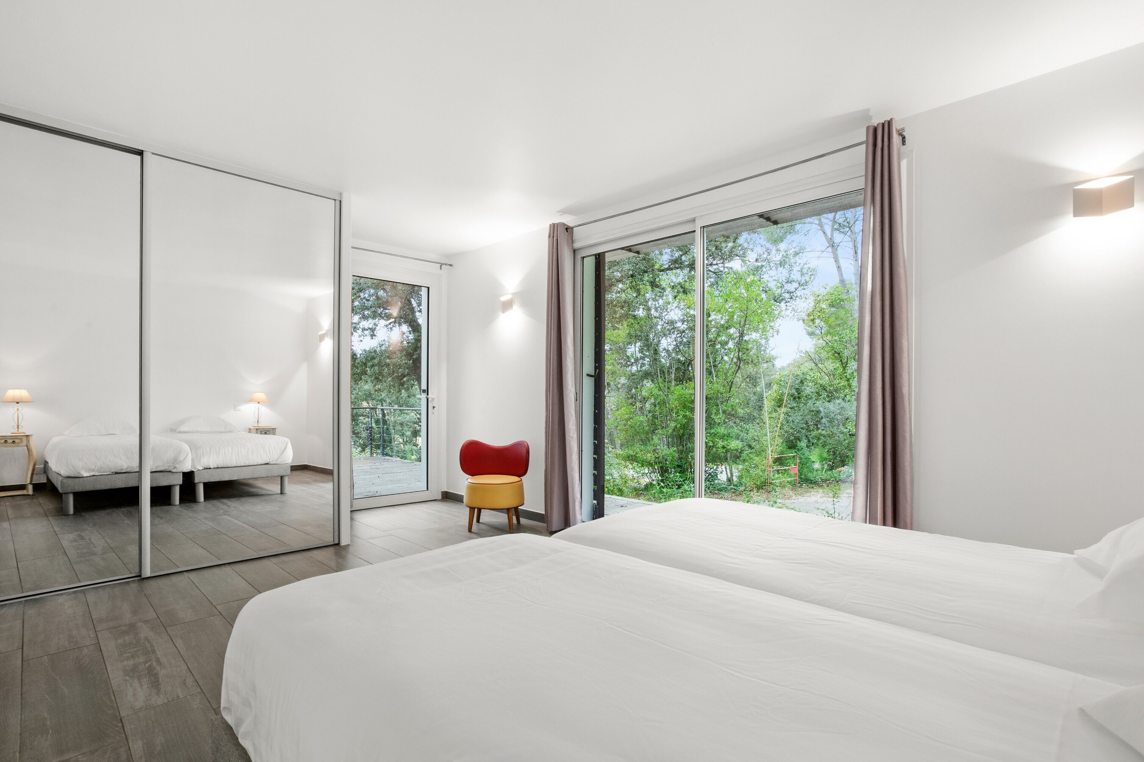 3 slaapkamers, een strijkplank/strijkijzer, gratis wifi, beddengoed