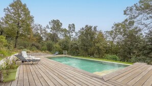 A wooden deck with a swimming pool, surrounded by trees. - Villa "Stypa" with Private Pool, Wi-Fi and Air Conditioning (Trans-en-Provence)