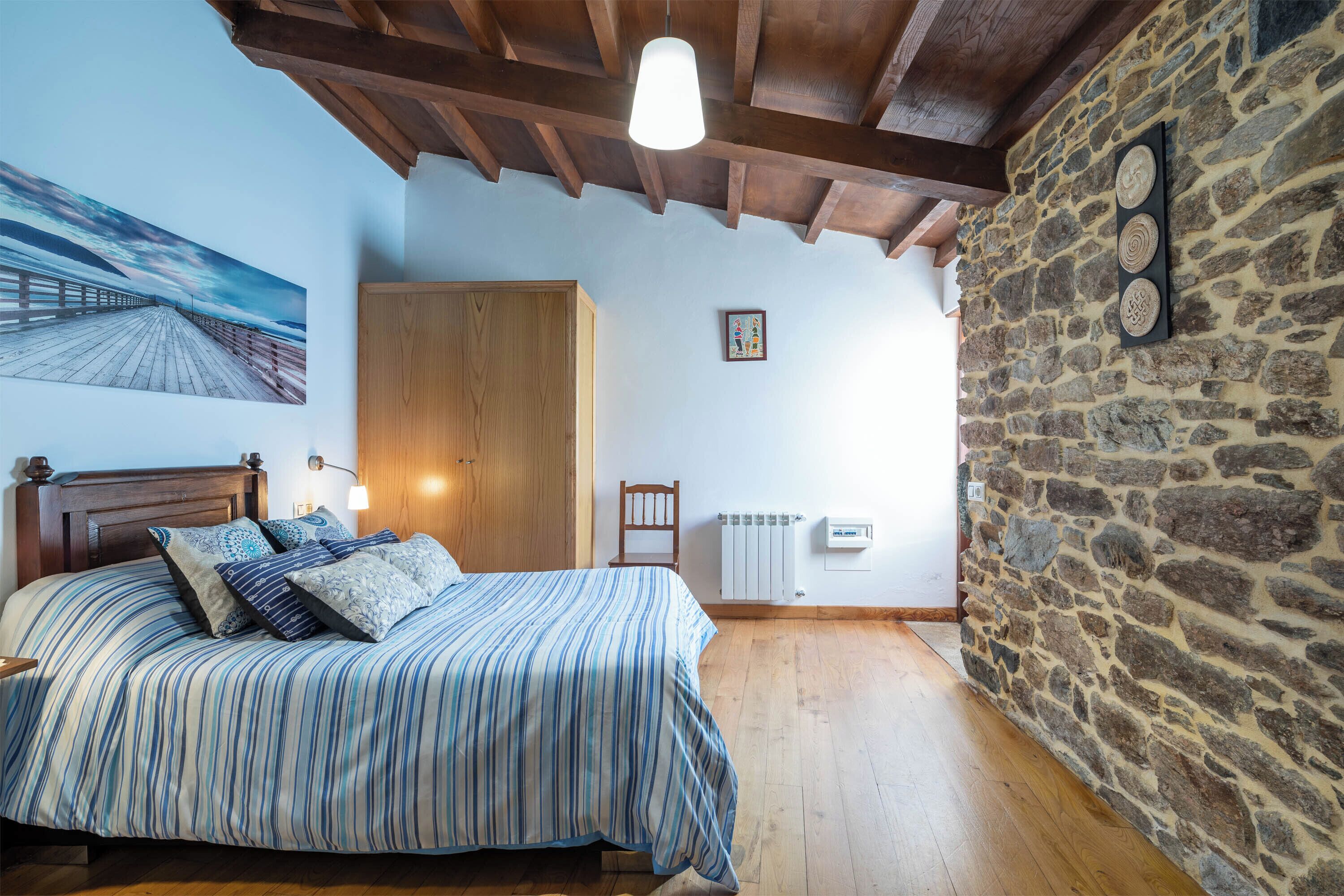 1 dormitori, planxa i posts de planxar i roba de llit 