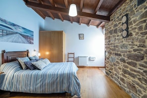 1 makuuhuone, silitysrauta/-lauta, vuodevaatteet, pääsy pyörätuolilla