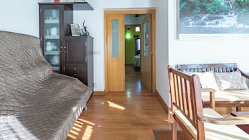 2 bedrooms, iron/ironing board, bed sheets