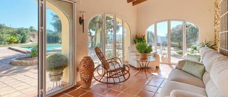 TV, fireplace, stereo