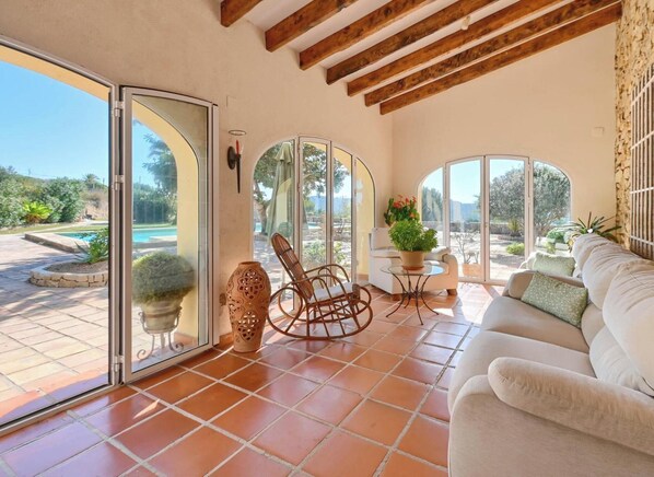 TV, fireplace, stereo