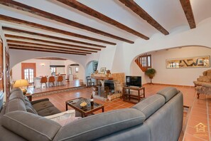 TV, fireplace, stereo - Villa 'Katerina' with Mountain View, Private Pool and Wi-Fi (Benissa)