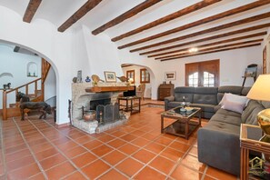 TV, fireplace, stereo - Villa 'Katerina' with Mountain View, Private Pool and Wi-Fi (Benissa)