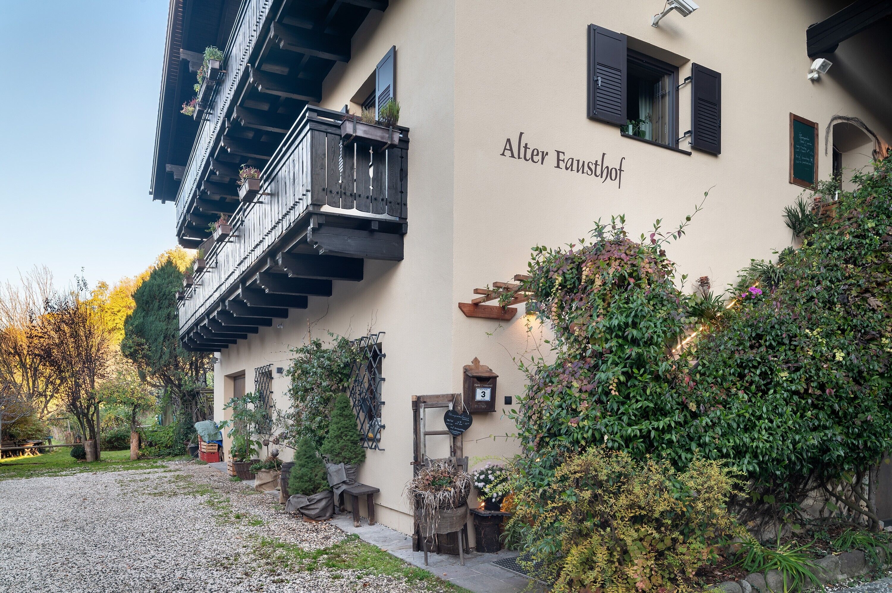 A building with a balcony, a sign reading 'Alter Fausthof,' and a number '3' on the wall.