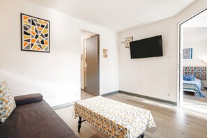 Télévision, table de tennis de table