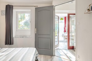 2 bedrooms, free WiFi - Studio 'Corail' with Private Terrace, Shared Garden and Wi-Fi (GENOUILLE)