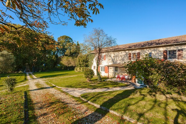 Exterior - Studio 'Corail' with Private Terrace, Shared Garden and Wi-Fi (GENOUILLE)