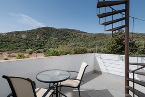Outdoor dining - Holiday Home 'Las Lagunetas' with Mountain View, Shared Pool and Private Terrace (Benalup Casas Viejas)