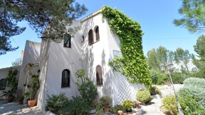 A white building with arched windows and a covered staircase. - Holiday Home 'Casa Luisa' with Sea View, Private Pool and Wi-Fi (Betlem)