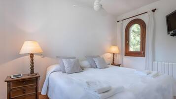 3 slaapkamers, een strijkplank/strijkijzer, gratis wifi, beddengoed