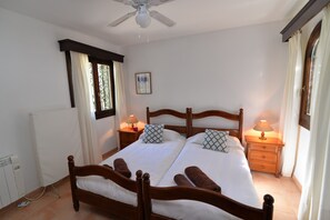 3 chambres, fer et planche à repasser, accès au Wi-Fi (inclus)