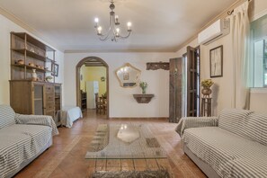Televisión, chimenea, reproductor de DVD y tenis de mesa 