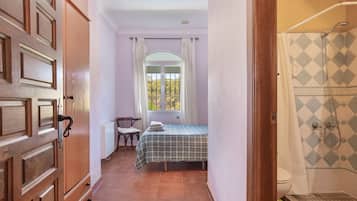 6 slaapkamers, een strijkplank/strijkijzer, gratis wifi, beddengoed