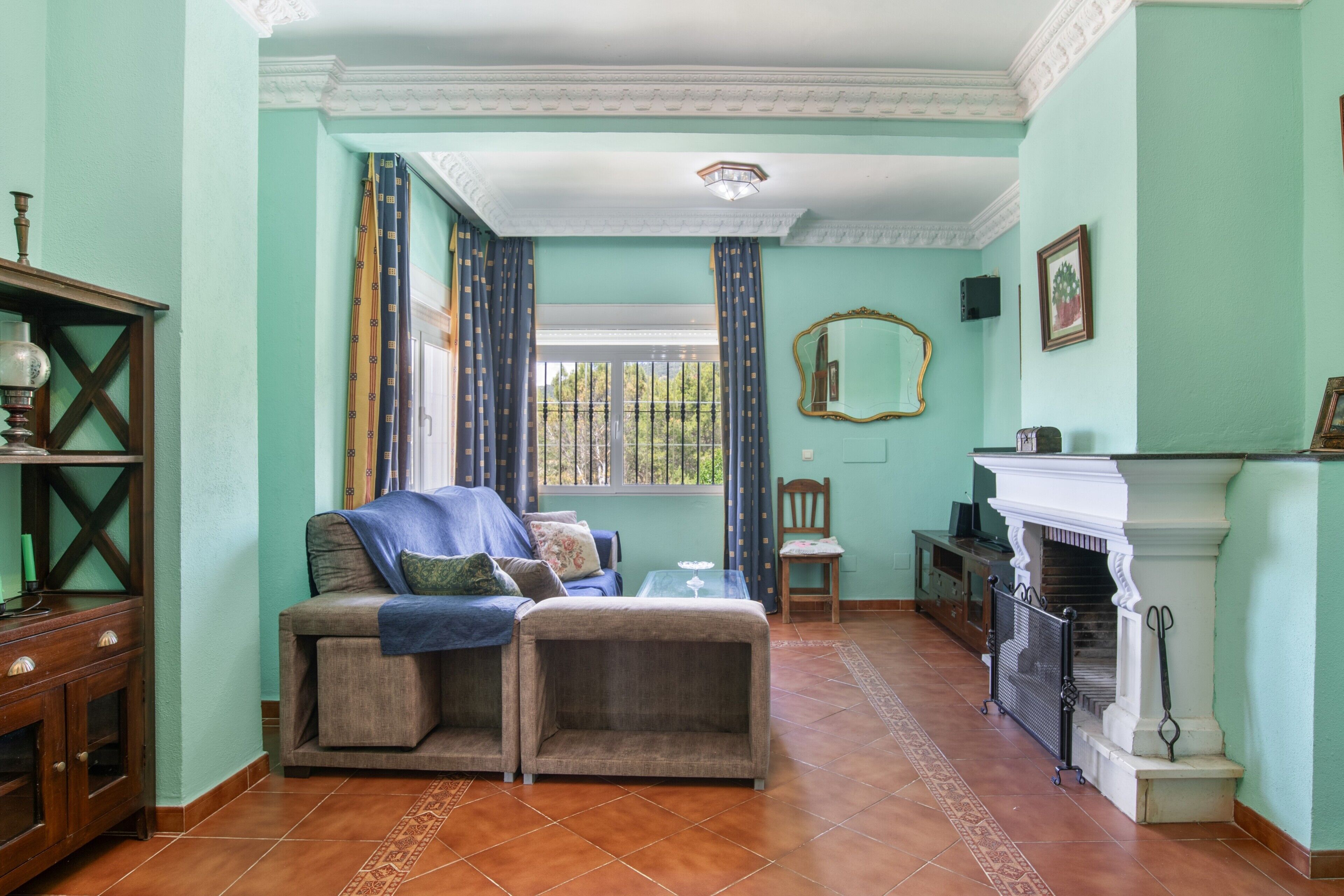 TV, lareira, mesa de pingue-pongue