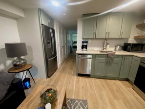 Microwave, oven, stovetop, dishwasher - Charming 2-bedroom apartment with AC, WiFi in brilliant Washington (Washington)