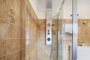 Shower, hair dryer, towels - Holiday Home 'Casa Do Adro Do Soajo' with Mountain View, Wi-Fi and Air Conditioning (Soajo)
