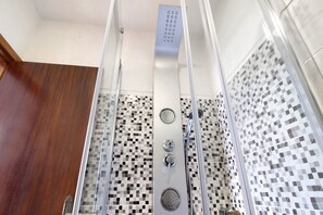Shower, hair dryer, towels - Room 'Suite 2 - Casa Do Adro' with Mountain View, Wi-Fi and Air Conditioning (Soajo)
