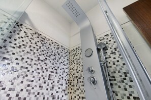 Dusche, Haartrockner, Handtücher