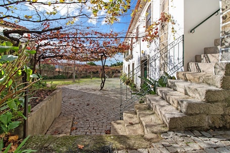 Property grounds. Room 'Quarto 1 - Casa Do Adro' with Mountain View, Wi-Fi and Air Conditioning