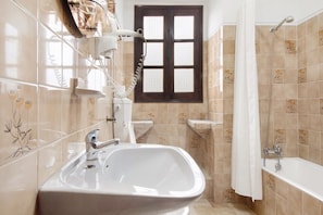 Dusche, Haartrockner, HandtĂŒcher