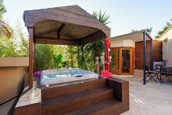 Terrace/patio - Holiday Home 'Le Cocon Marseillais' with Mountain View, Wi-Fi and Air Conditioning (Marseille)