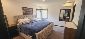 4 bedrooms, desk, WiFi, bed sheets