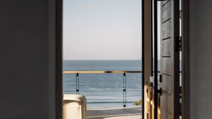 A corridor leading to a balcony with a view of the sea. - Unique luxury Ocean view villa steps from the beach (Cóbano)