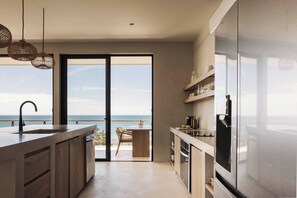 Kjøleskap, ovn, kokeplater og oppvaskmaskin