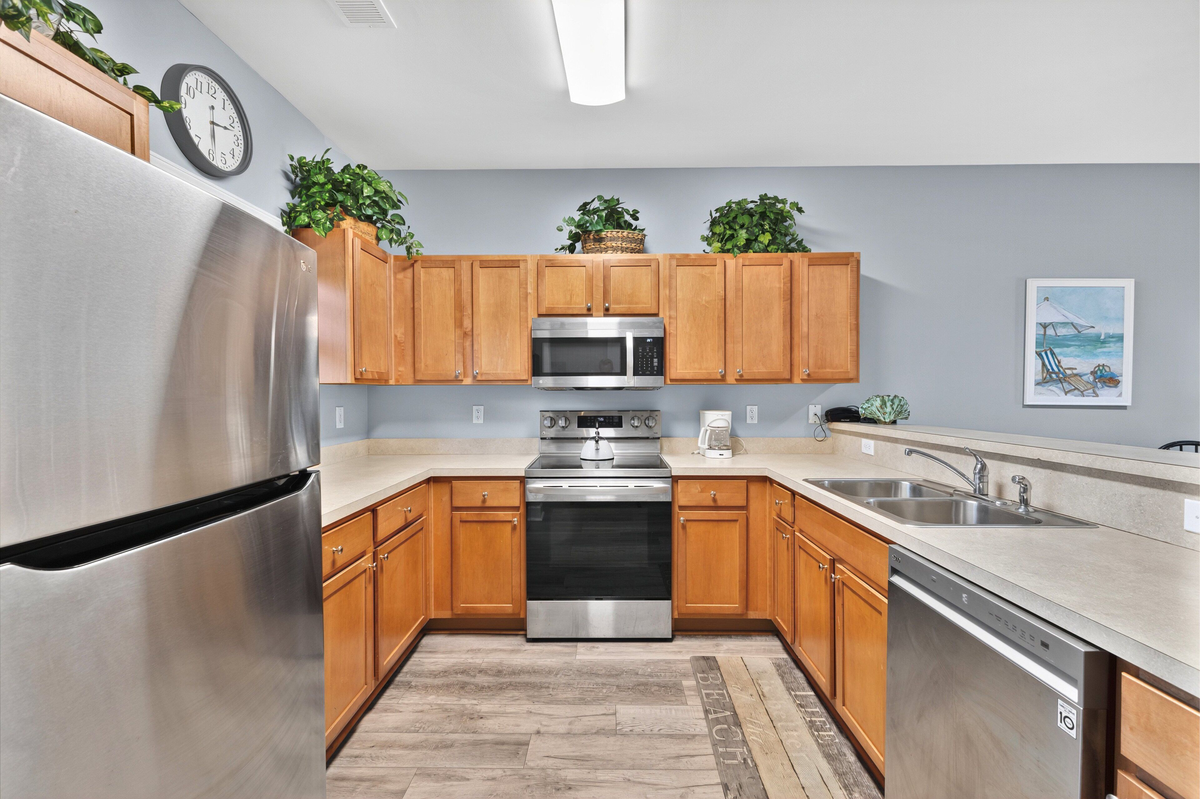 Kjøleskap, mikrobølgeovn, oppvaskmaskin og kaffetrakter/tekoker