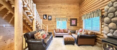 Smart TV, chimenea y oficina