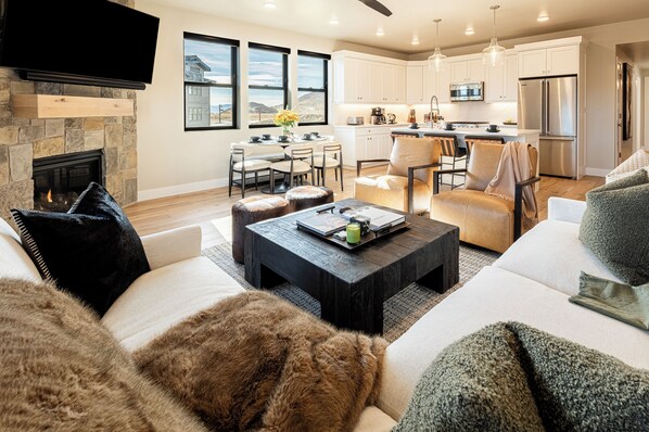 Téléviseur connecté, foyer, table de ping-pong