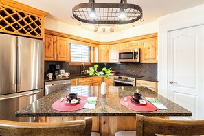 Kylskåp, mikrovågsugn, ugn och spishäll