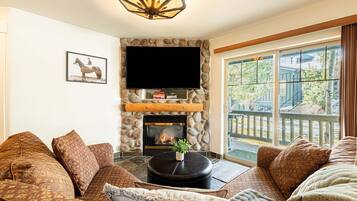 Smart TV y chimenea