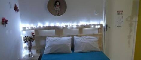 Decoración personalizada, wifi gratis y ropa de cama