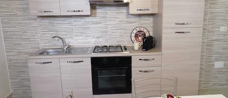 Geladeira, micro-ondas, fogão, cafeteira/chaleira