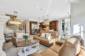 Smart TV, video games, table tennis - 114 Sandcastle @ Folly Field Beach | Pool & Spa | Golf Cart | Game Room | Elevator (Hilton Head Island)