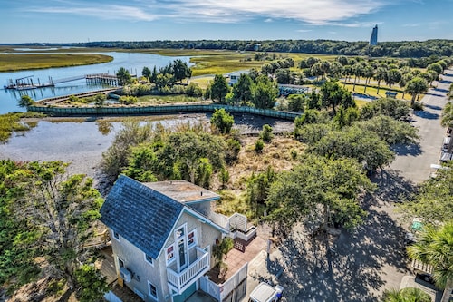 One bedroom oasis with marina and marsh views! Heart of the island with one golf cart